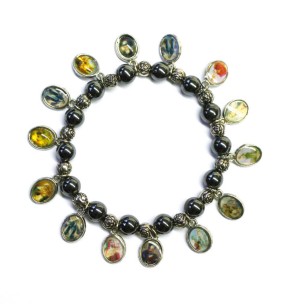 Armband mit Perlen und Bildplaketten