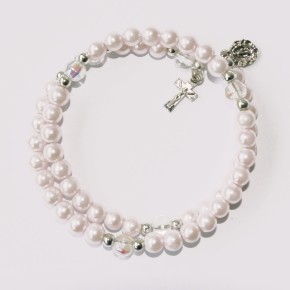 Armband mit Perlen und Metallkreuz