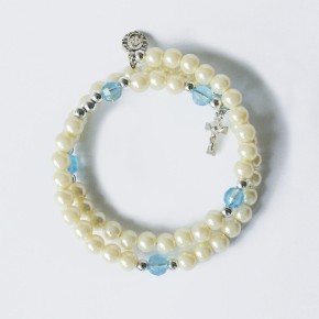 Armband mit Perlen und Metallkreuz