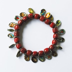 Armband mit Perlen und Bildplaketten