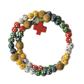 Armband mit Perlen und Holzkreuz