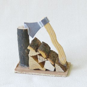 Hackstelle mit Holzstoß und Beil