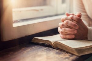 betende hände mit einer bibel