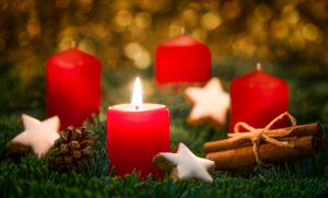 Adventskranz mit vier roten Kerzen, Zimt und Pfefferkuchen