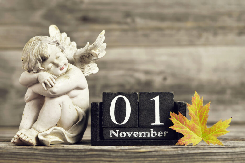 Ein Engel der an einem Kalender sitzt, der den 1. November anzeigt