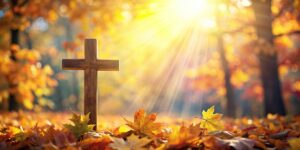 Ein Holzkreuz steht in einer Herbstlandschaft