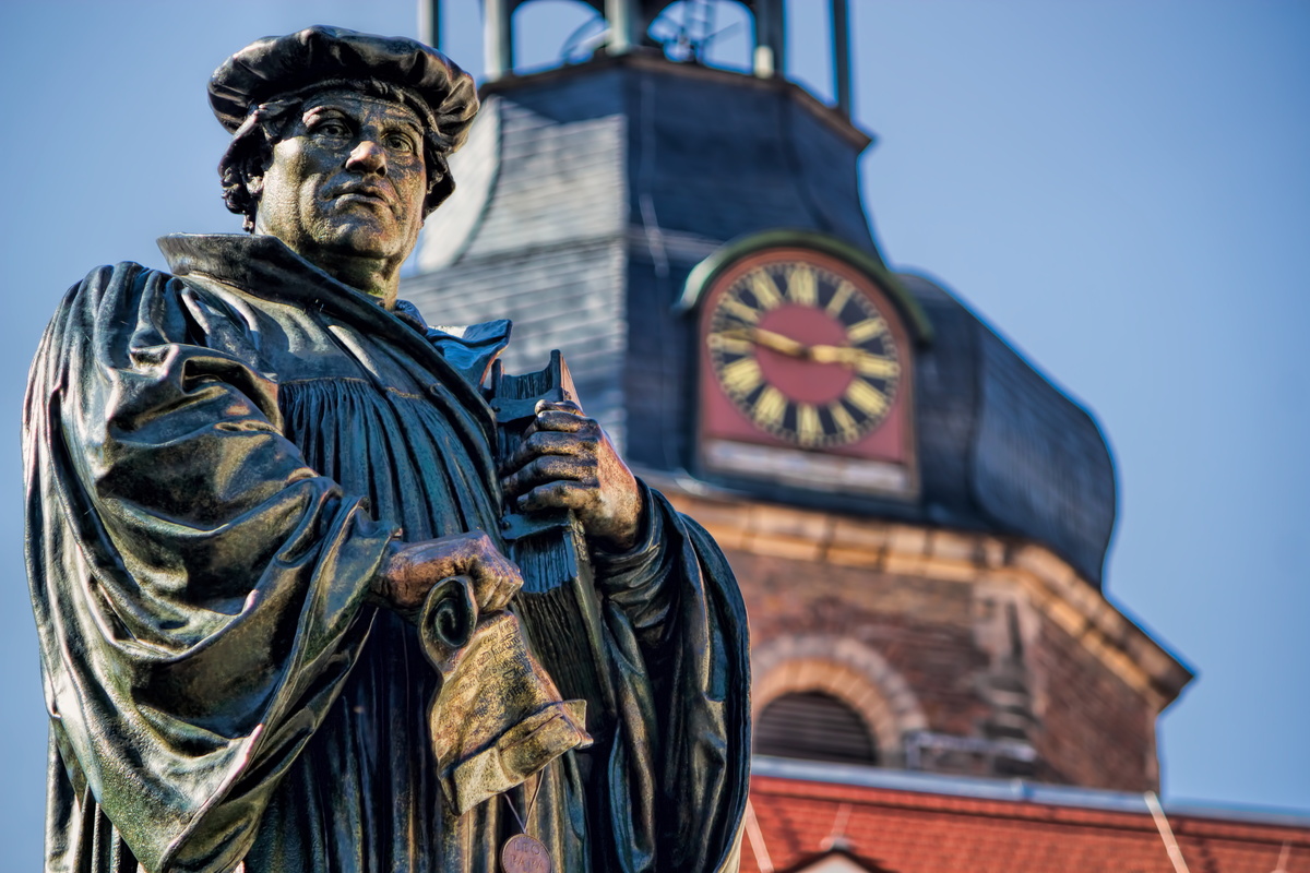 Luther Denkmal vor einer Kirche