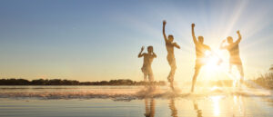 Kinder spielen am Strand
