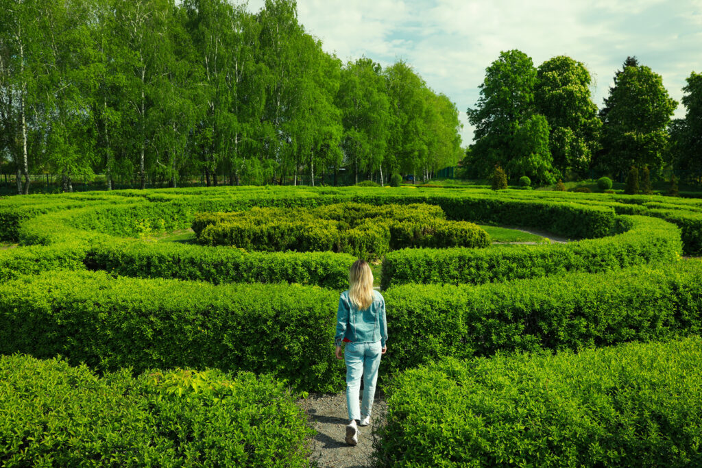 Frau vor Labyrinth