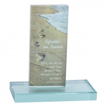 Glasstele Spuren im Sand