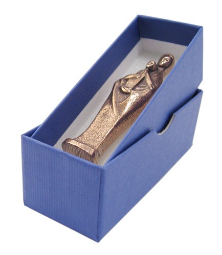 Madonna mit Kind, Handschmeichler, vollplastisch, in blauer Geschenkbox