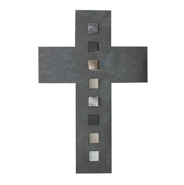 Schieferkreuz mit Einlagen aus Glas, Stein und Bronze