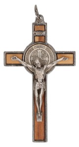 Benediktuskreuz aus Metall mit Holzeinlagen