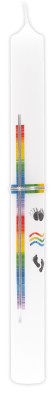Taufkerze mit Wachsmotiv Kreuz in Regenbogenfarben mit Händchen und Füßchen