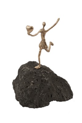 Herz zu verschenken - Bronzefigur auf Basaltstein